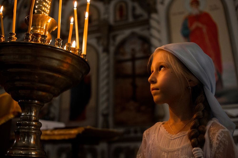 задумалась