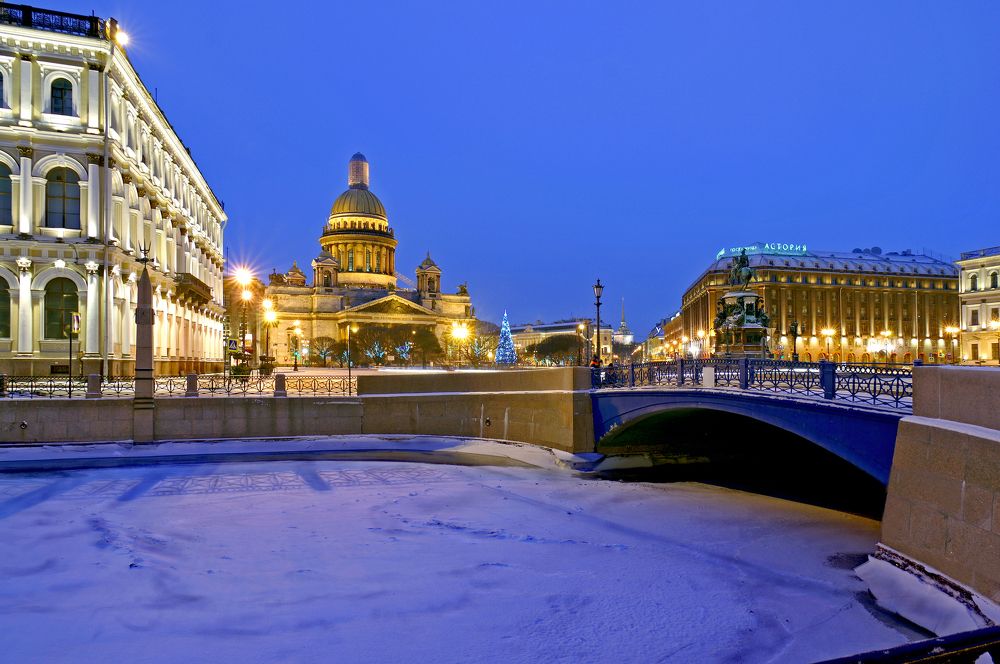 Рождественское утро на Исаакиевской площади. Вид с Мойки.