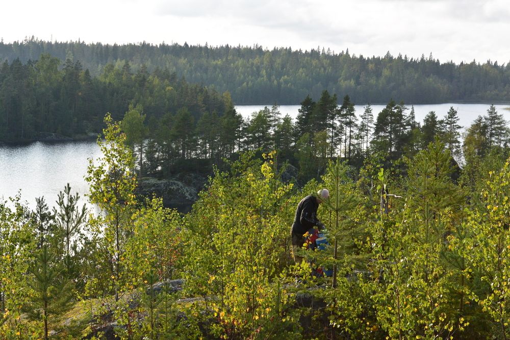 Path along lake, on rocks, in search of a halt.