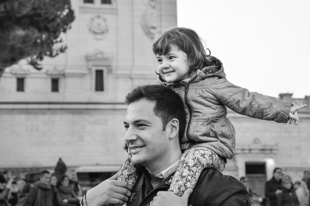 Ехать замечательно на плечах на папиных..