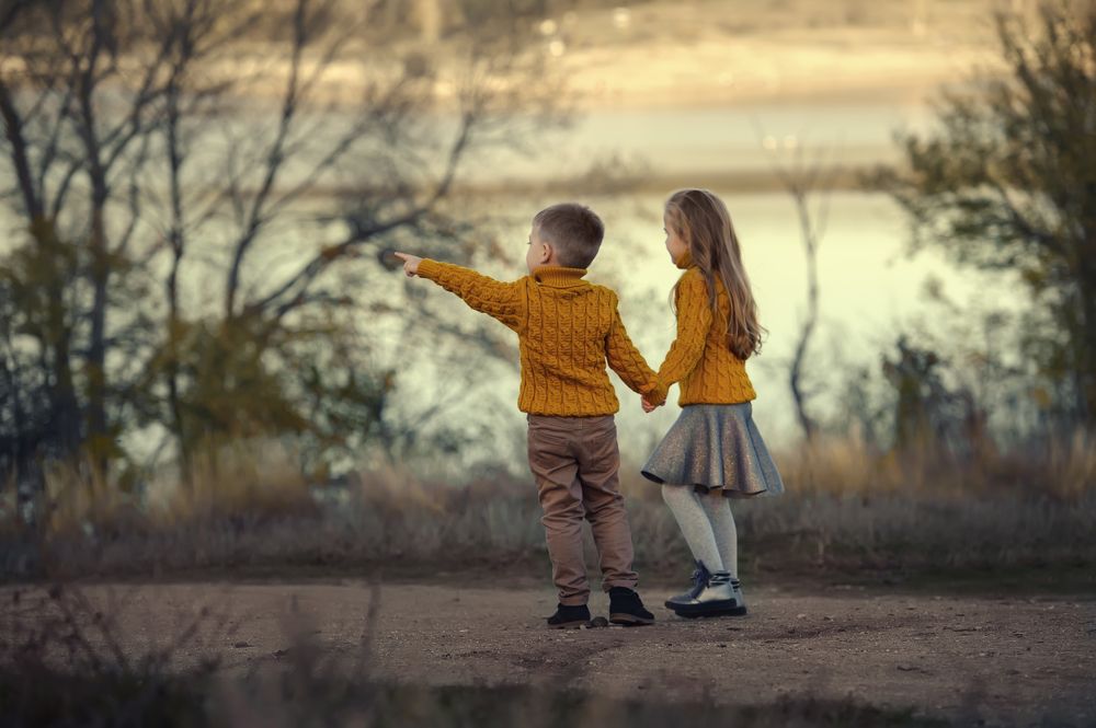 Вон туда уходит детство!