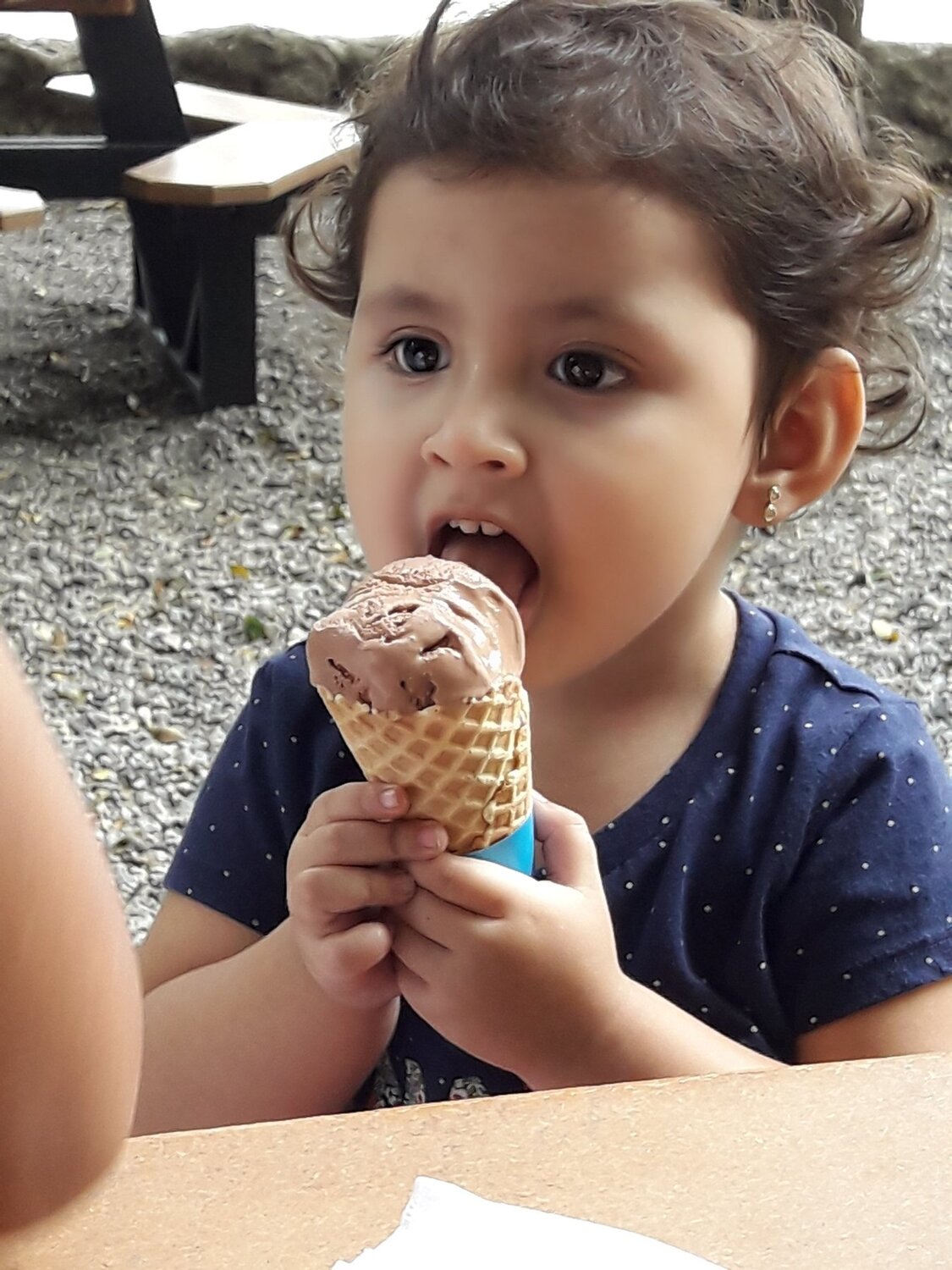 Disfruta su helado de chocolate