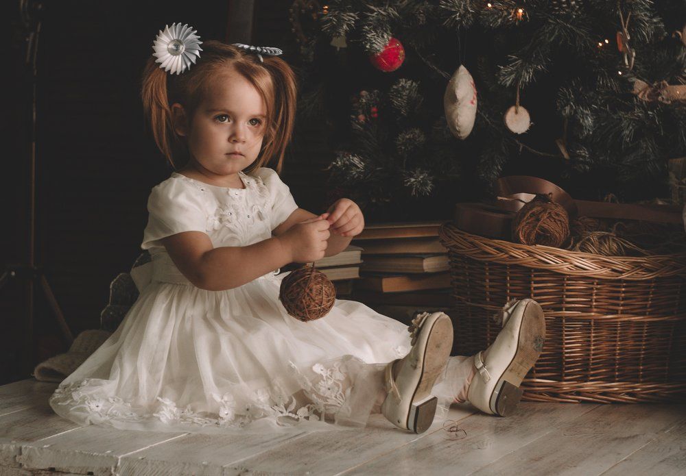 Под ёлочкой.