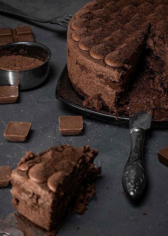 Порезанный шоколадный торт