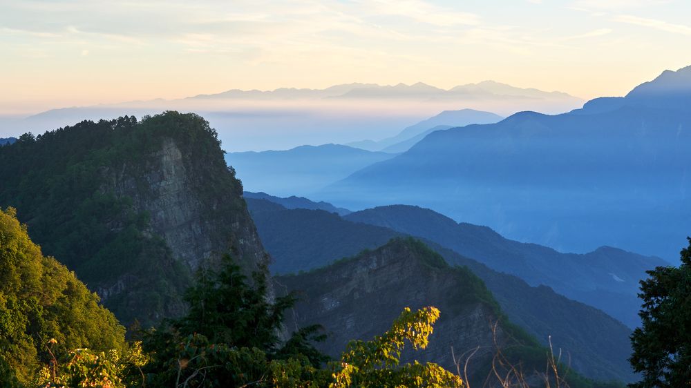Плывущий меж гор рассвет.