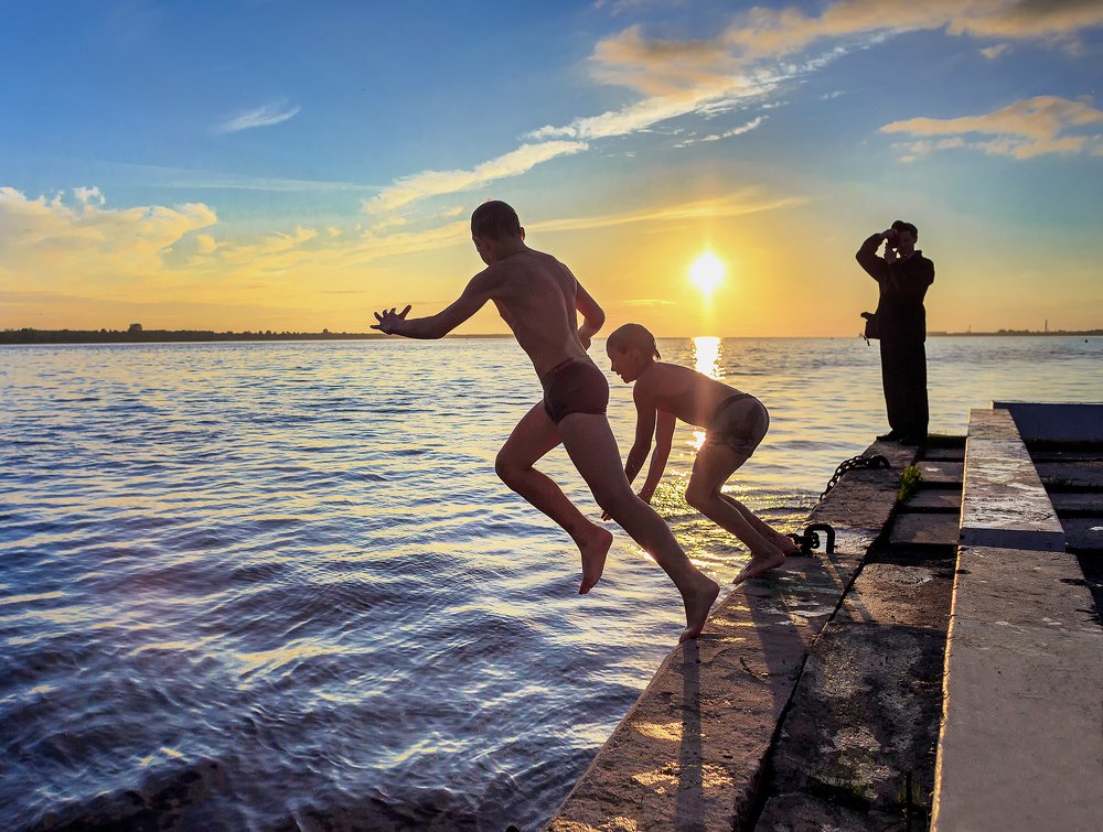 Прыжки с причала  на закате дня.