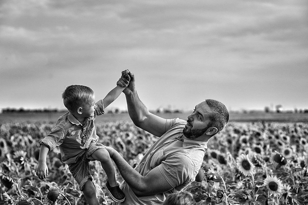 Отец с сыном на летней прогулке