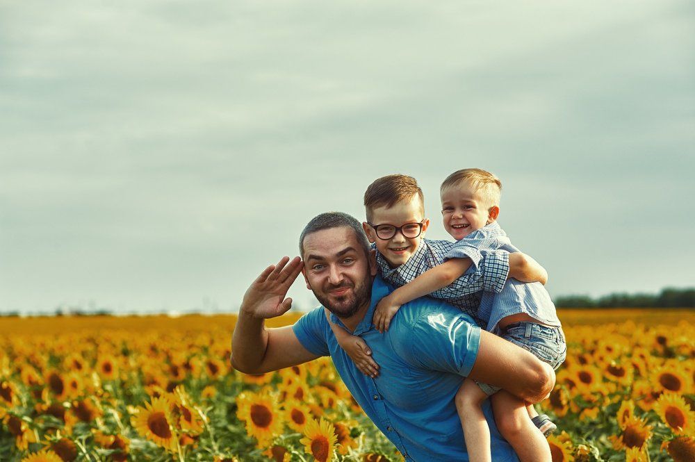 Счастливый отец с сыновьями