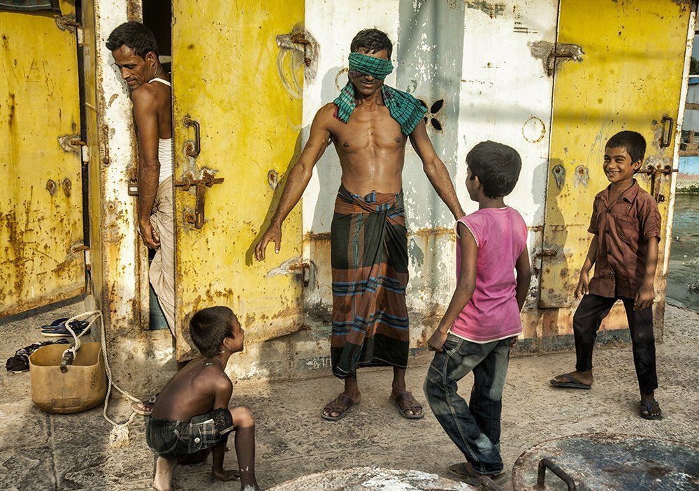 কানামাছি ভুঁ ভুঁ যারে পা তারে ছু