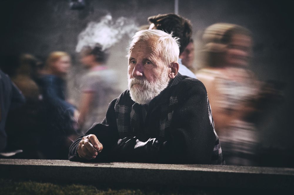 Он же совсем старик...