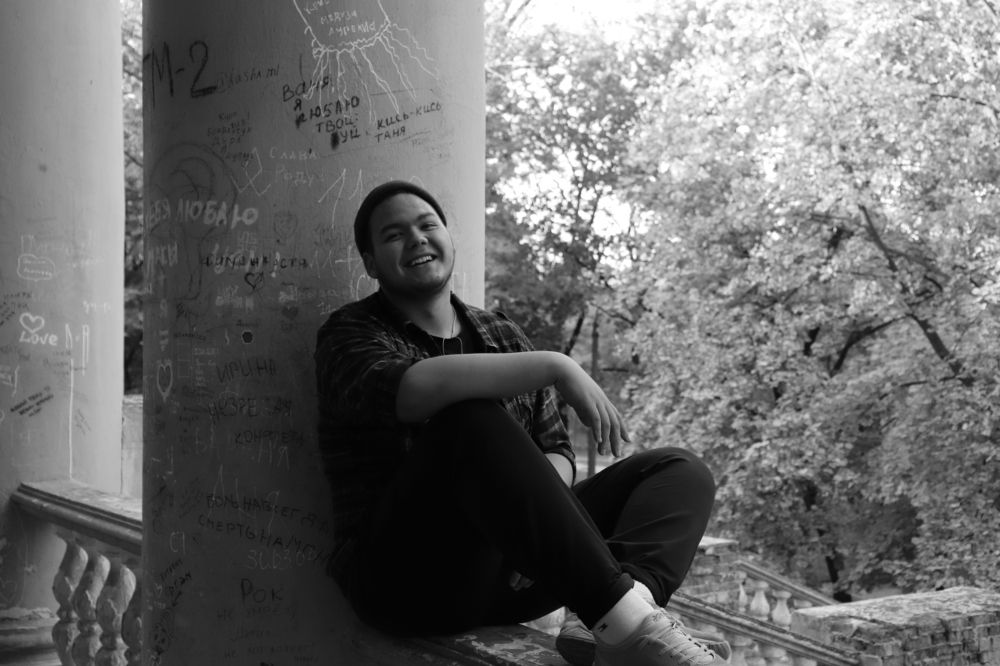 Улыбающийся музыкант