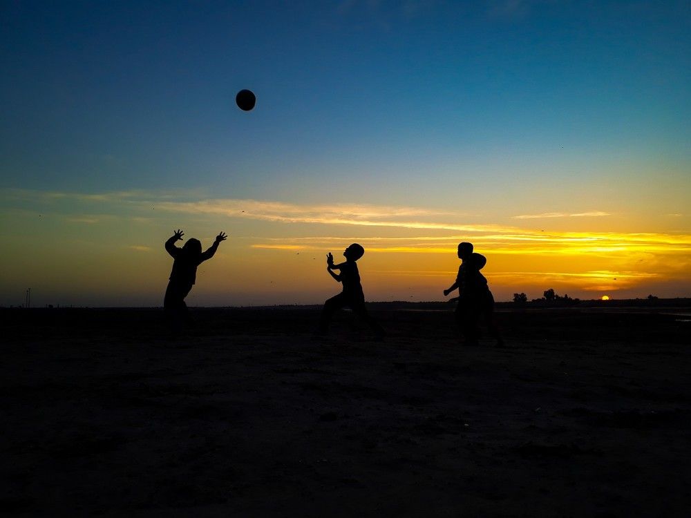 Playing along the horizon