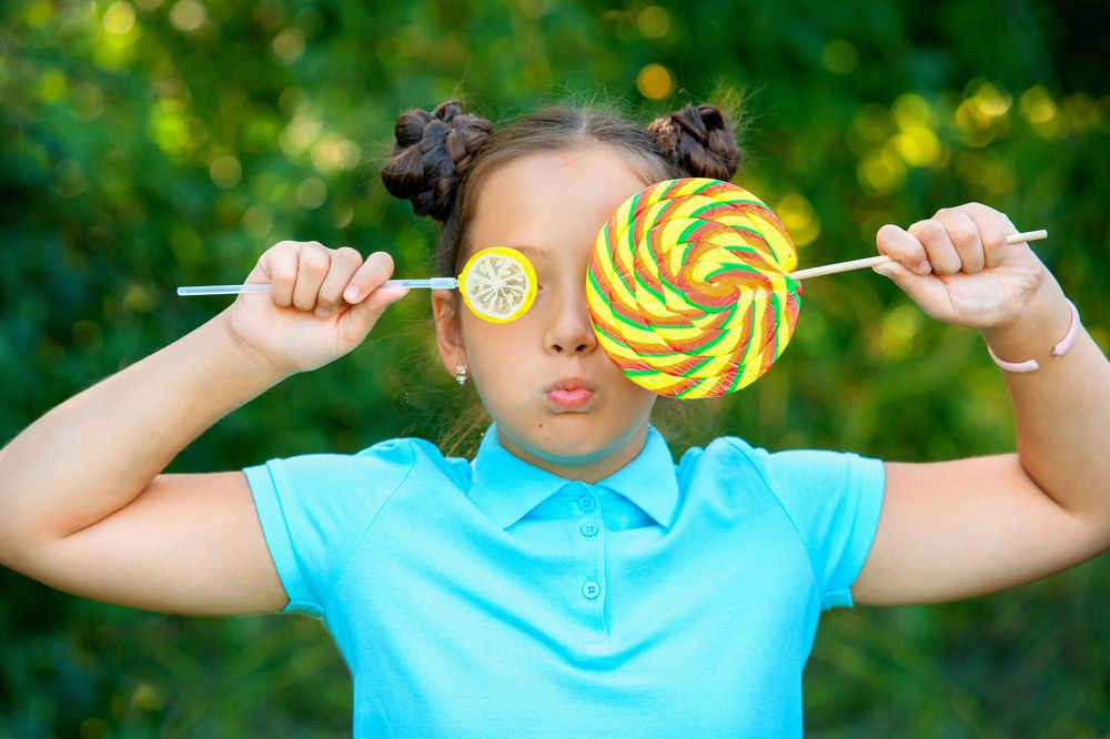 Девочка и конфеты