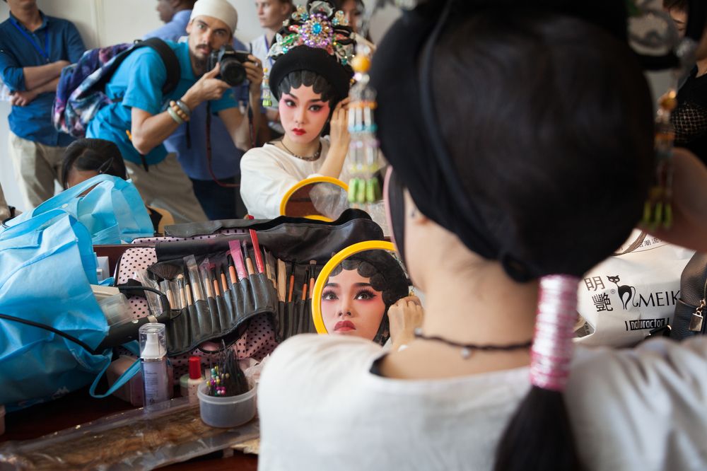 Glance through the reflection