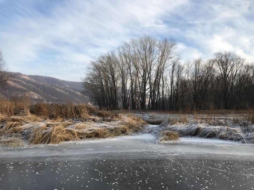 Река подо льдом