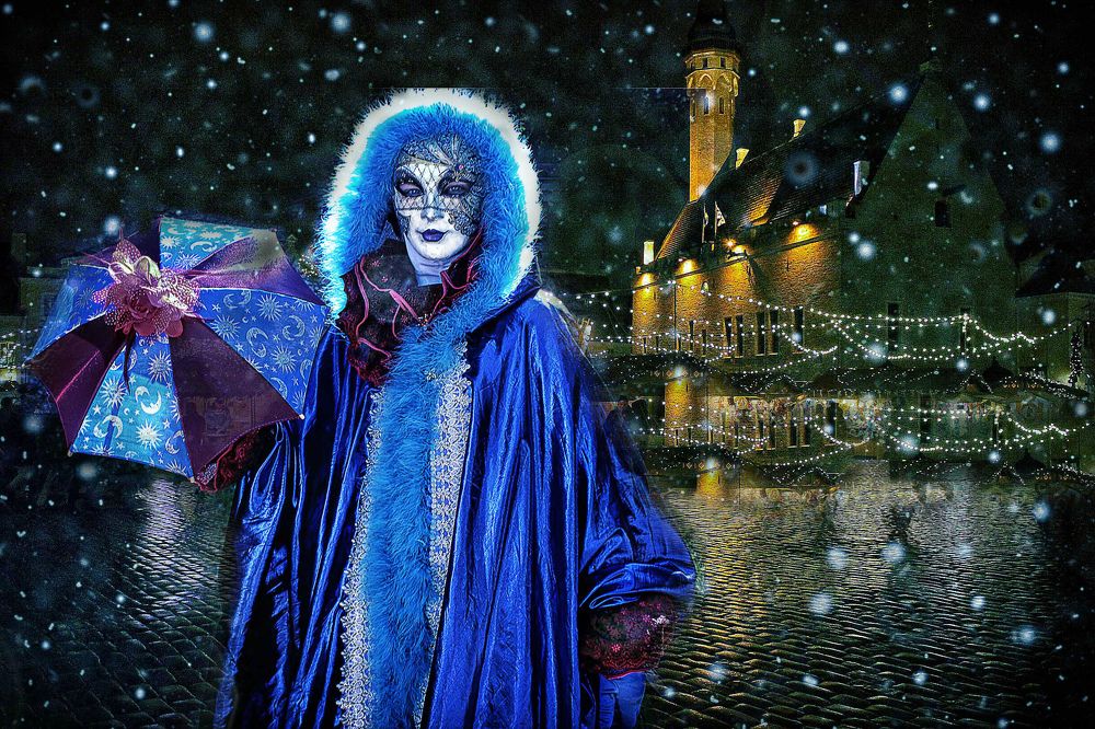 Таллин.Ратушная площадь зимой и девушка из Венецианского карнавала