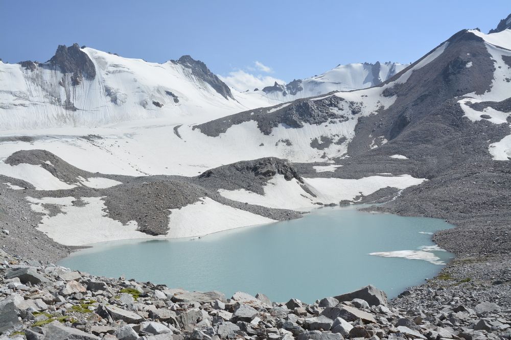 Ледник Адыгене и озеро под ним.