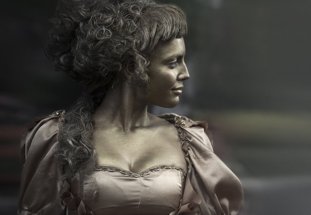 В бронзовых тонах