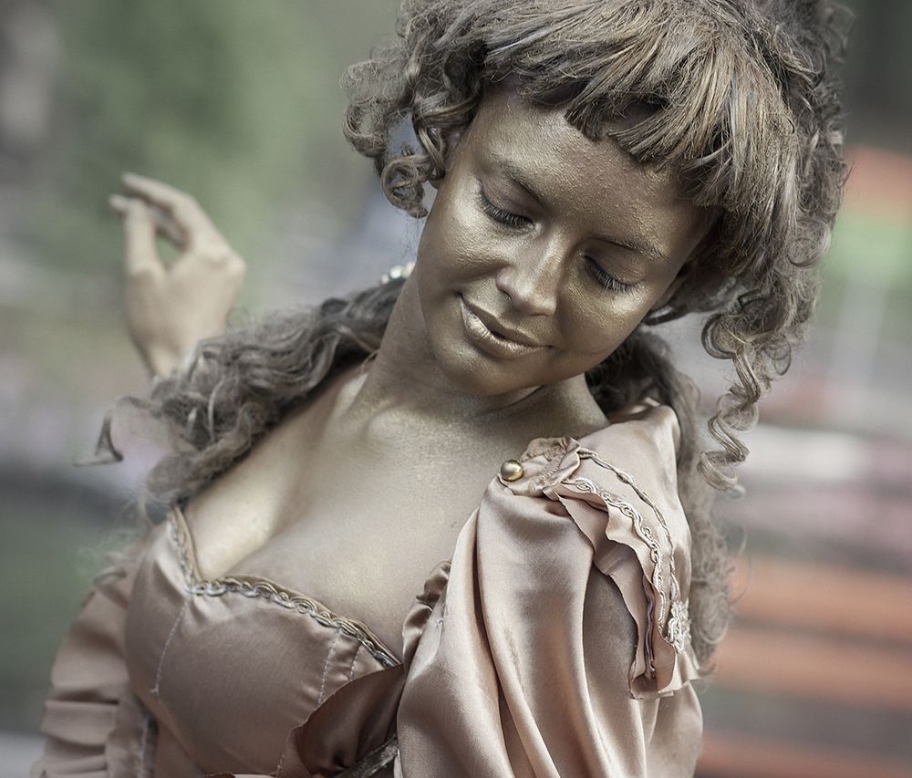 В бронзовом платье