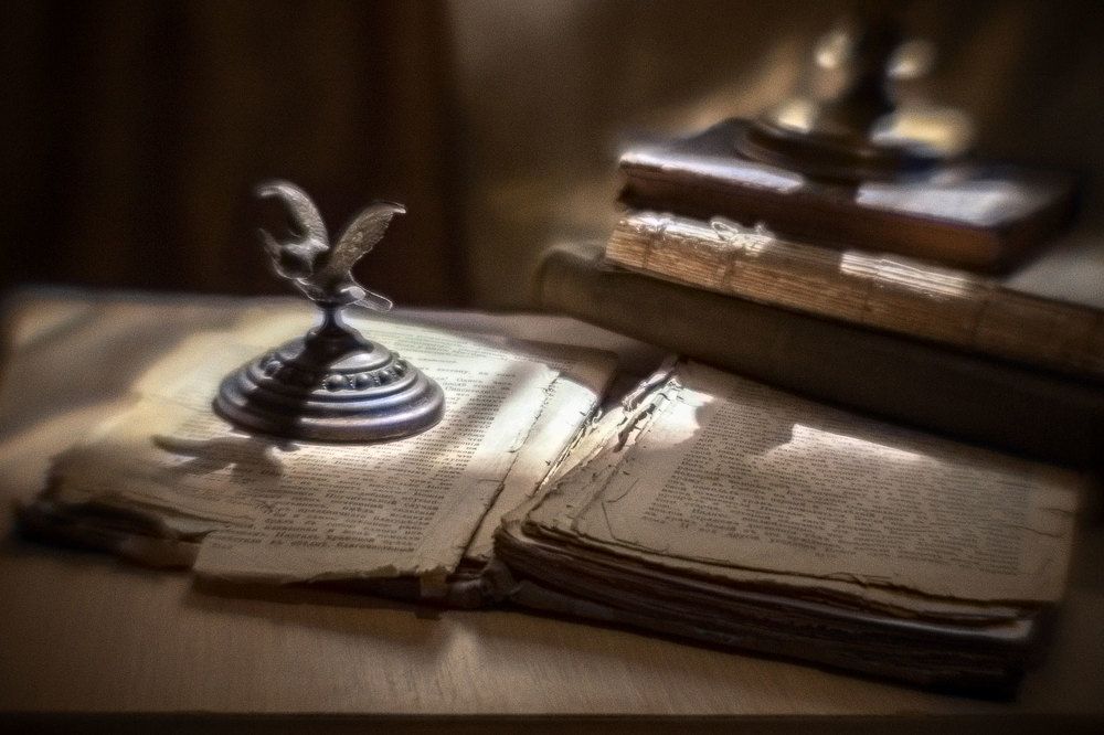 О пожелтевшие листы в стенах вечерних библиотек..."