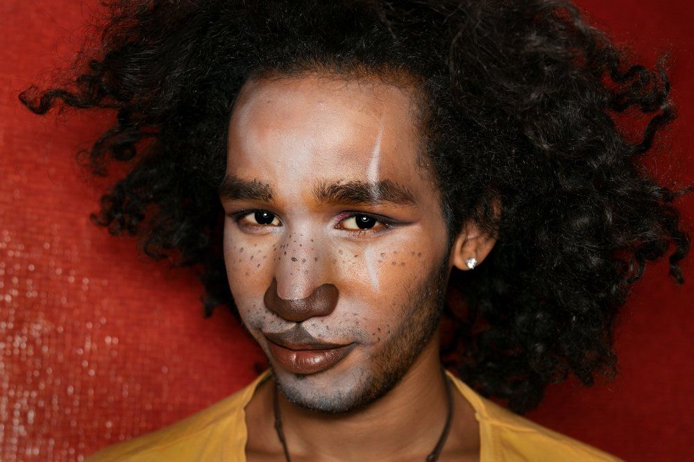 Царь зверей: "Ой, кто это там такой вкусный?!!!"