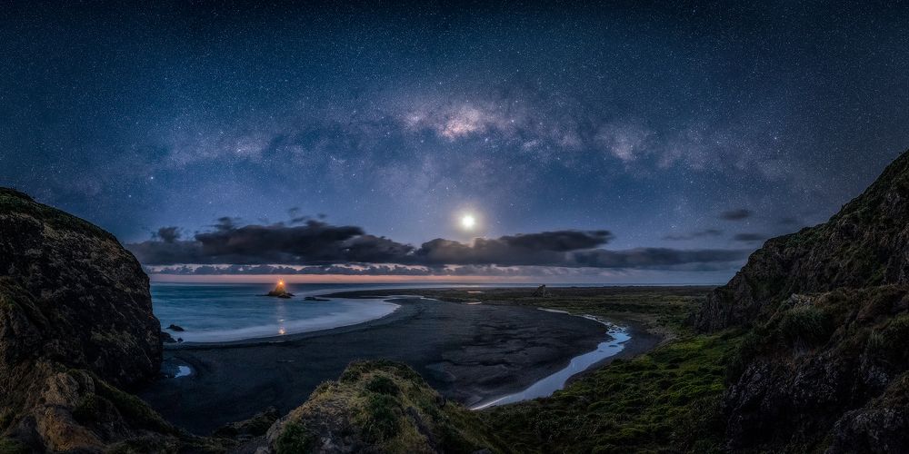 Milky way over Whatipu Beach