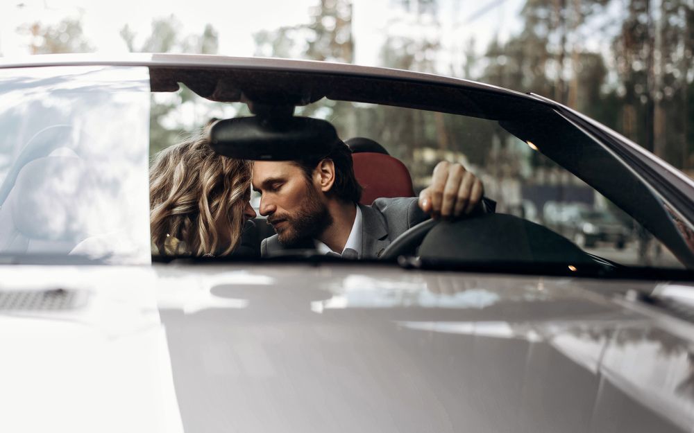 двое в авто