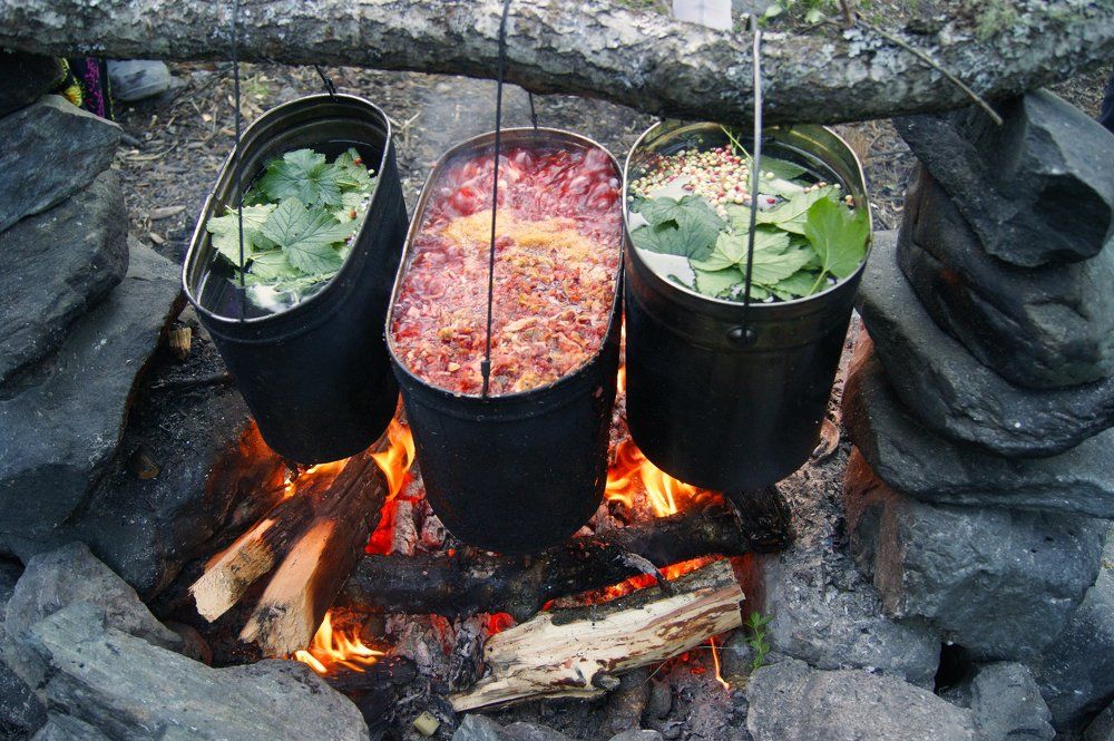 Борщ и травяной чай.