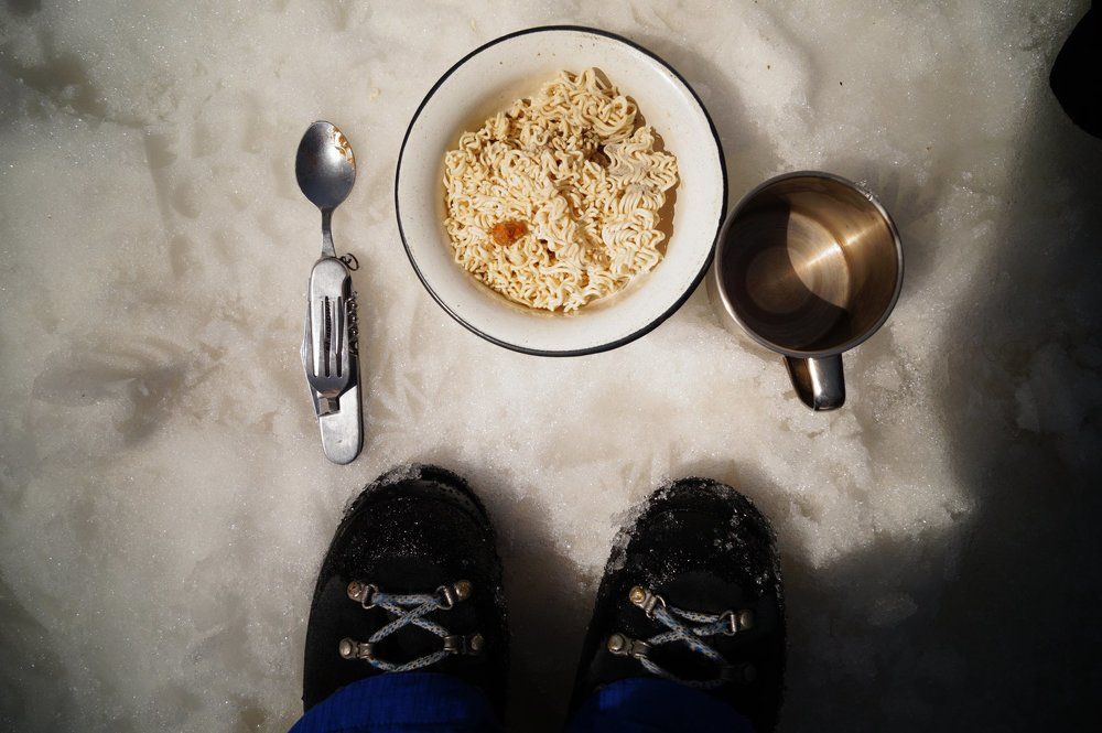 Завтрак альпиниста на леднике