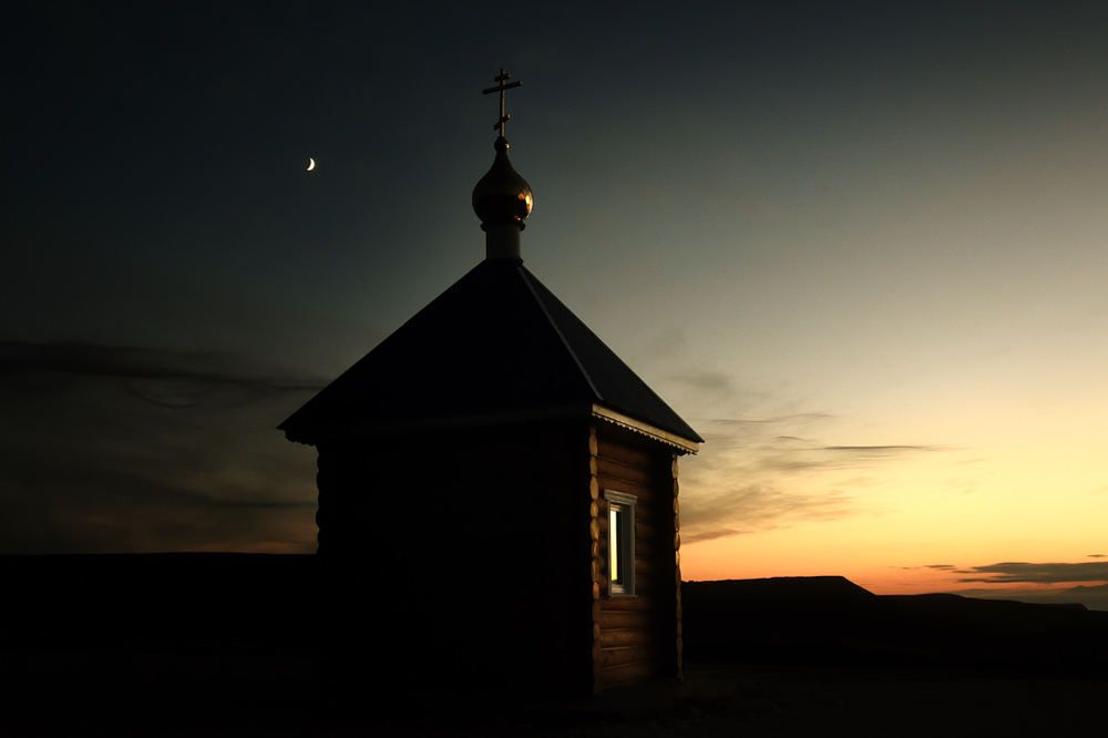 Одинокая церквушка.