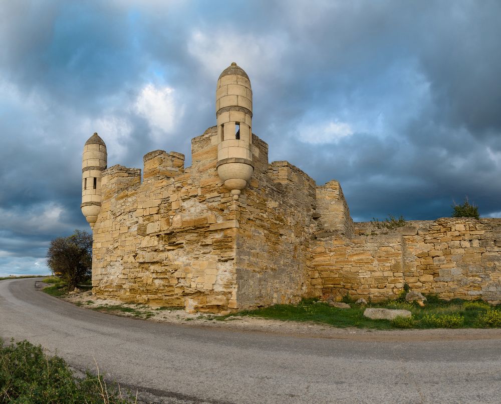 Вид на крепостную башню со стороны Керченских ворот.