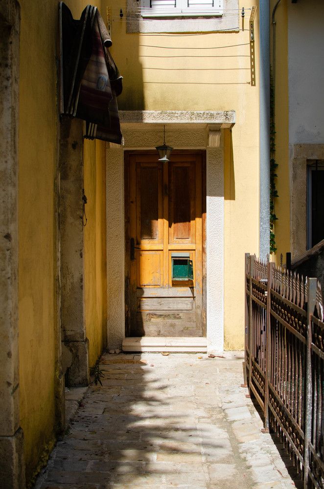 Дверь. Куда?