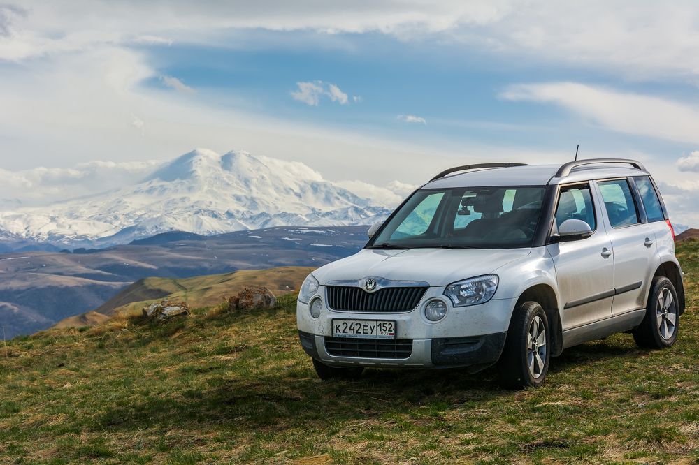 На фоне Эльбруса