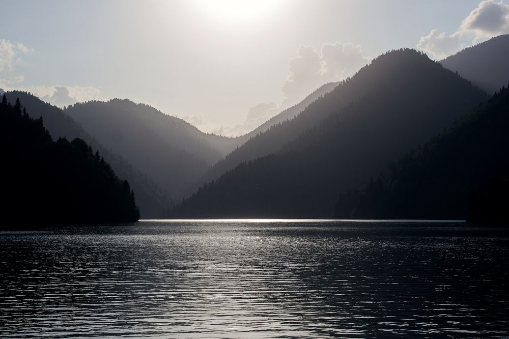 Вечер на озере Рица.