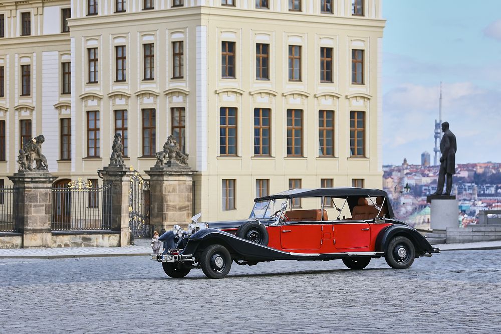 У резиденции. В ожидании резидента