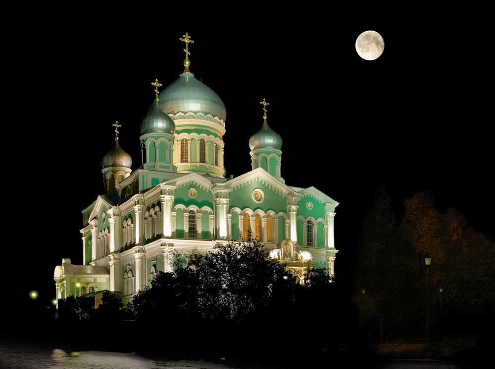 Луна над Троицким собором