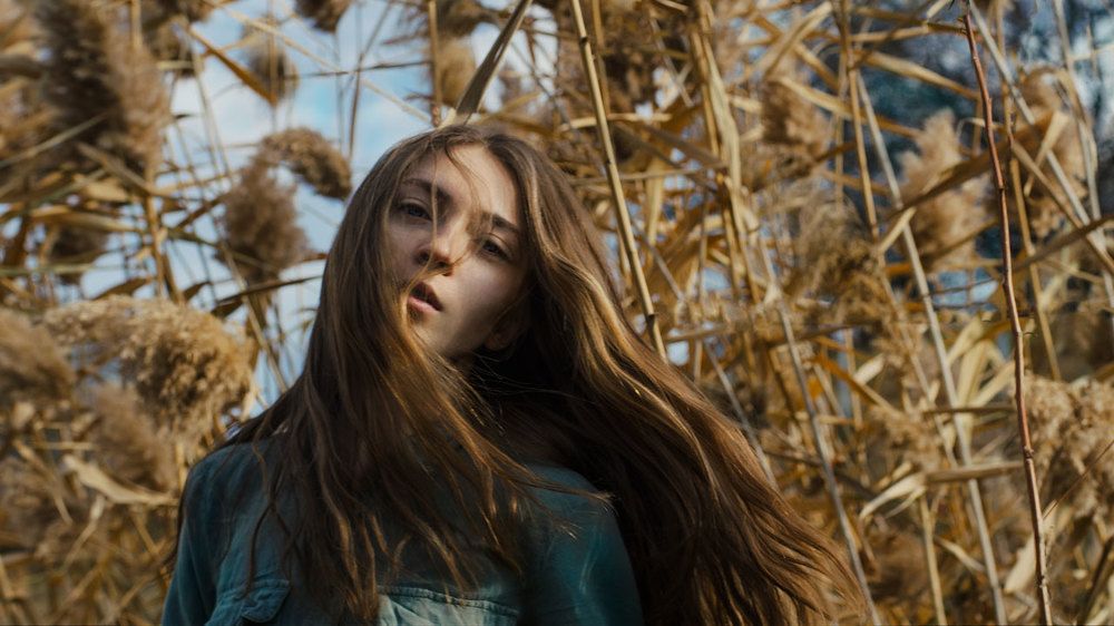 Ветер твой волос колышет под золотую песню камышей