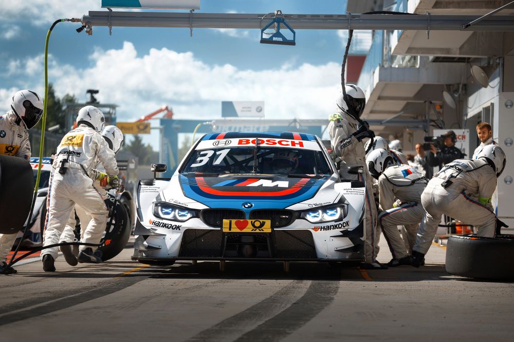 BMW M4 DTM pit stop