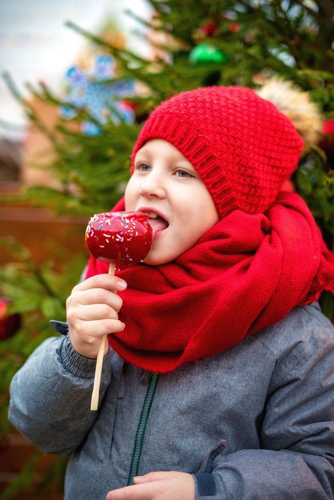 Красное яблоко. Красная площадь. Красная шапка