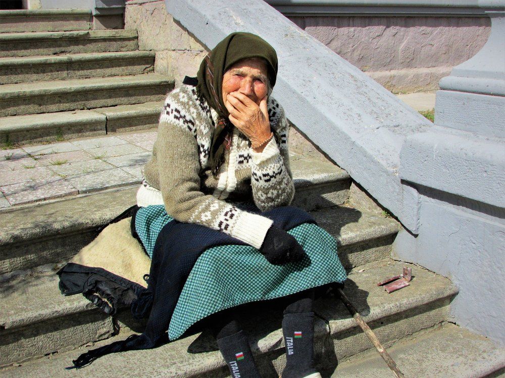 A Romanian woman portraying the bell of the church in Calafat