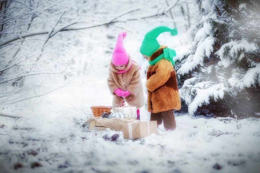 Гномики наряжают лес