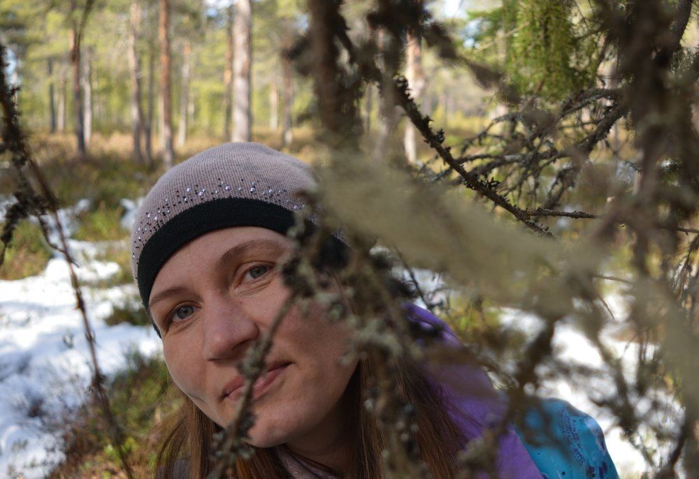 Девушка в лесу.