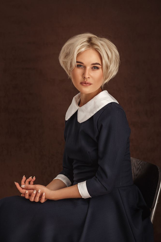 Девушка в синем платье