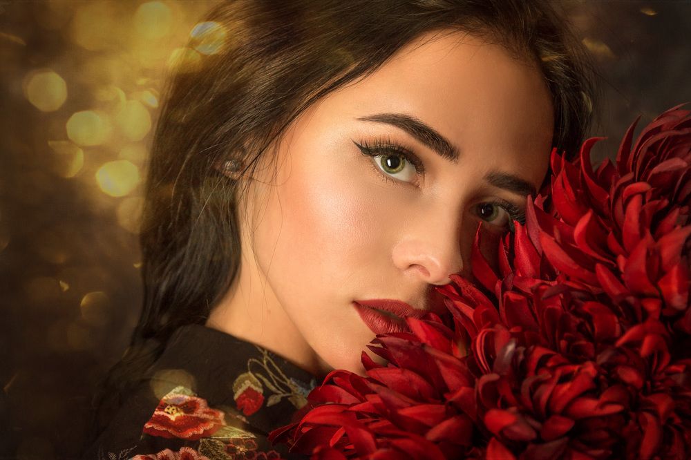 Девушка с хризантемами...