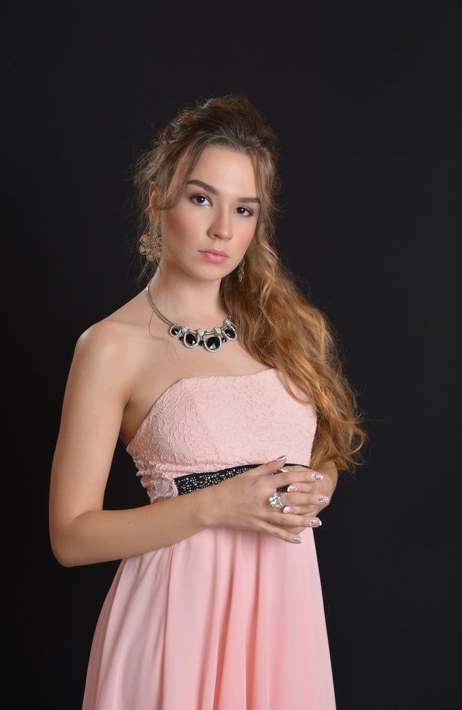 Девушка в розовом платье