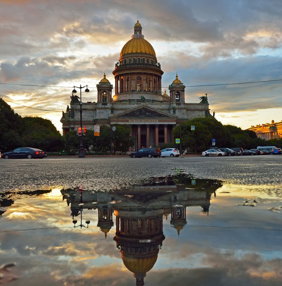 Исаакиевский собор на закате после дождя