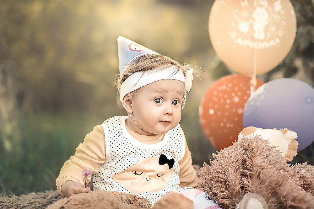 Когда к тебе стучится годик)