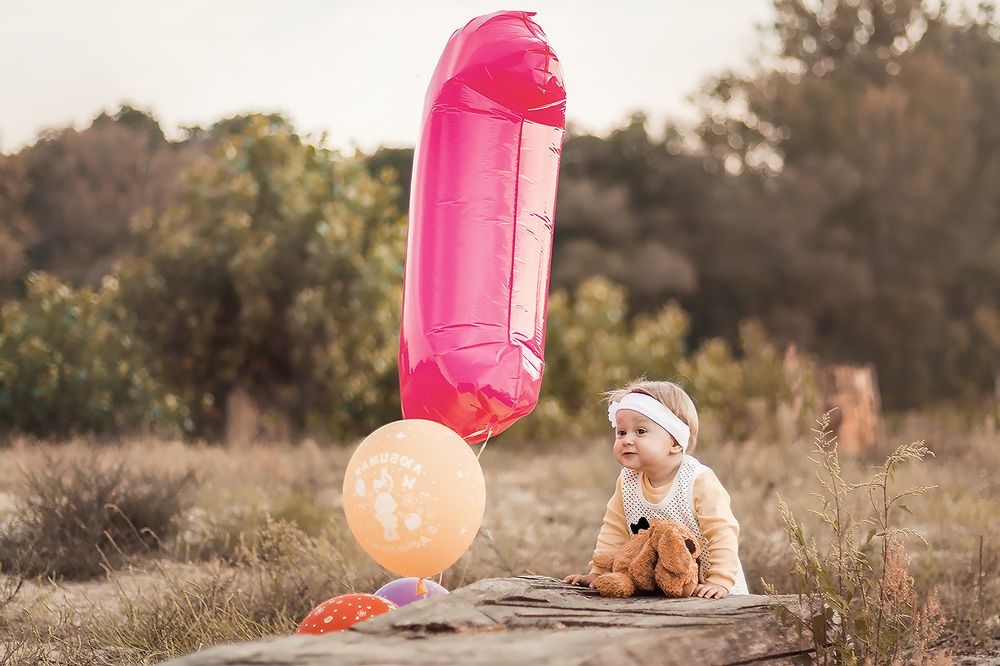 Когда к тебе стучится годик)