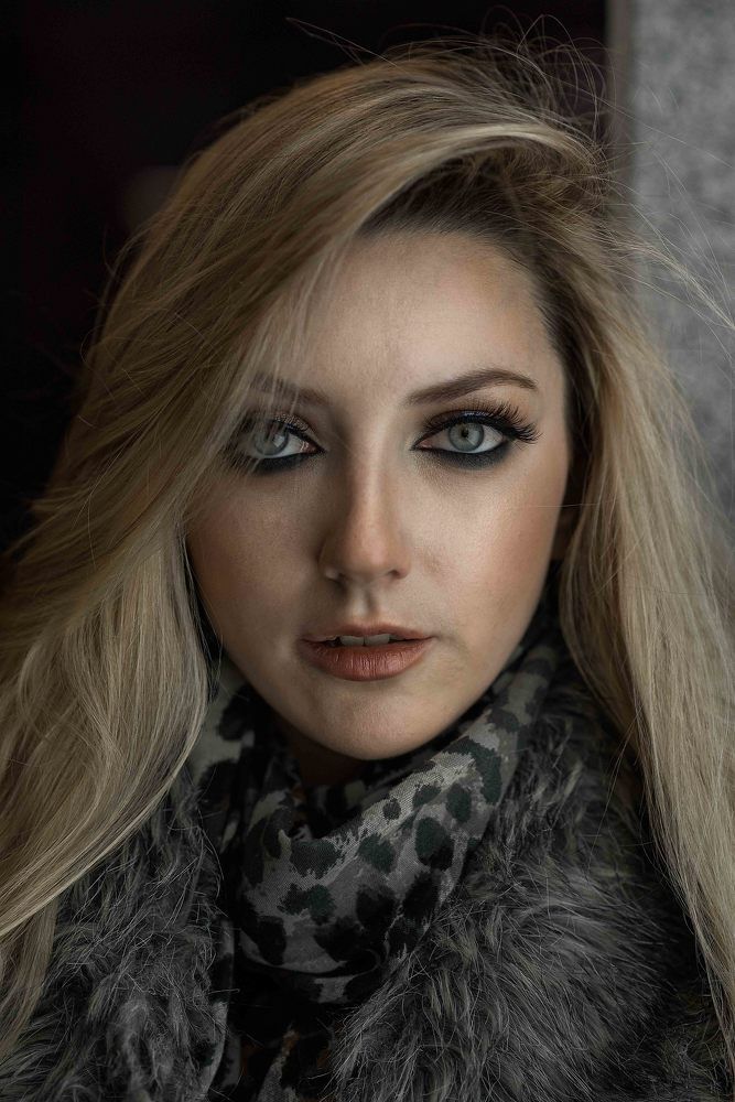 девушка в ночном городе