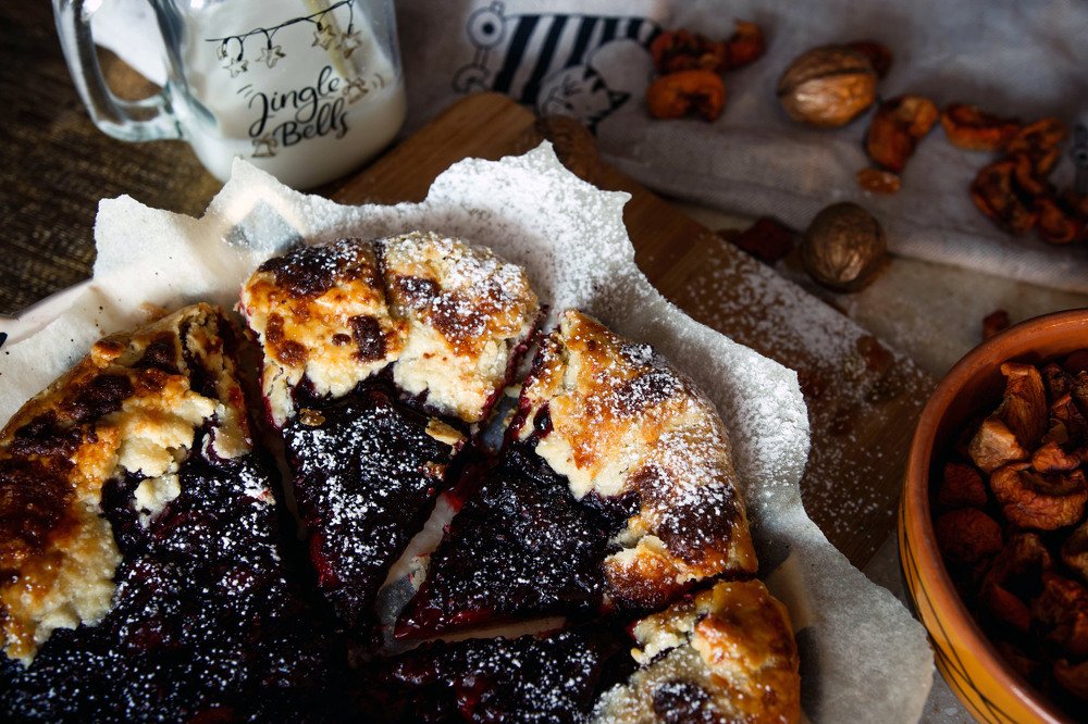 Галета с вишней и ежевикой